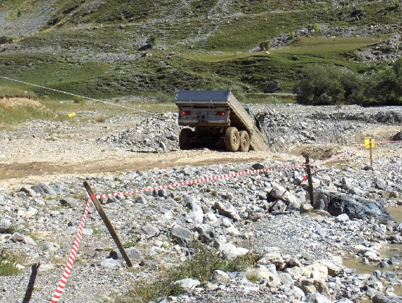 30 un vehicule  passe un trou d eau.JPG